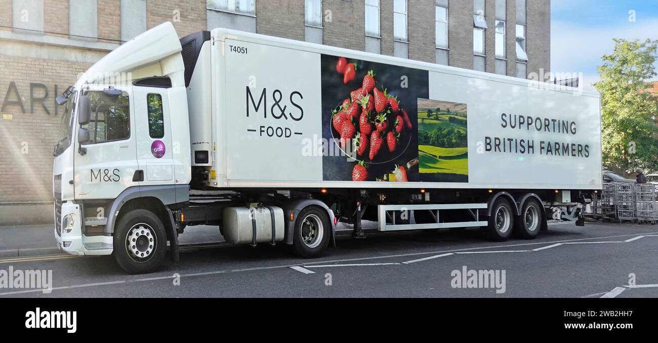 M&S catena di approvvigionamento alimentare camion e semirimorchi consegna al negozio al dettaglio Marks and Spencer a supporto degli agricoltori britannici Brentwood Essex Inghilterra Regno Unito Foto Stock