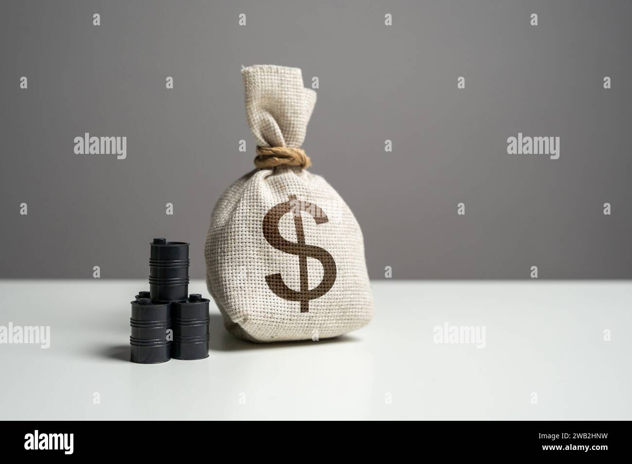 Barili di petrolio e sacco di soldi da un dollaro. Commercio e trasporto di petrolio. Comprare futures in vendita. Profitto dalla vendita di risorse energetiche e petrolio pro Foto Stock