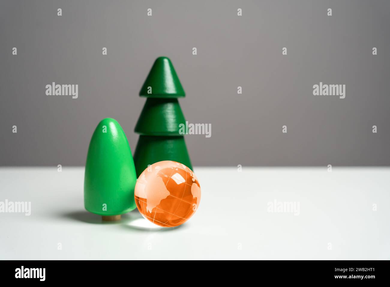 Pianeta terra e alberi arancione. Il concetto di minaccia per le foreste, la natura e la diversità animale del pianeta. Riscaldamento globale, destabilizzazione del clima Foto Stock