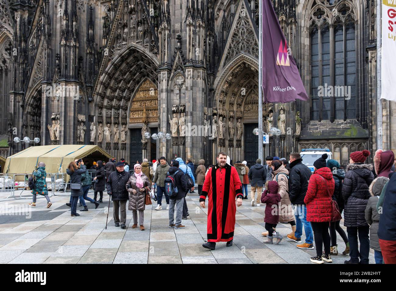 A causa di un avvertimento di terrore, i visitatori della cattedrale di Colonia vengono perquisiti prima di entrare, persone in coda, Colonia, Germania. 6 gennaio. 2024, wegen Foto Stock