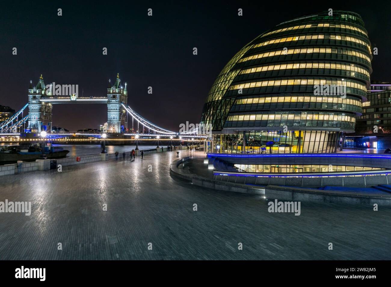 Vista notturna del municipio con il Tower Bridge sullo sfondo. Foto Stock