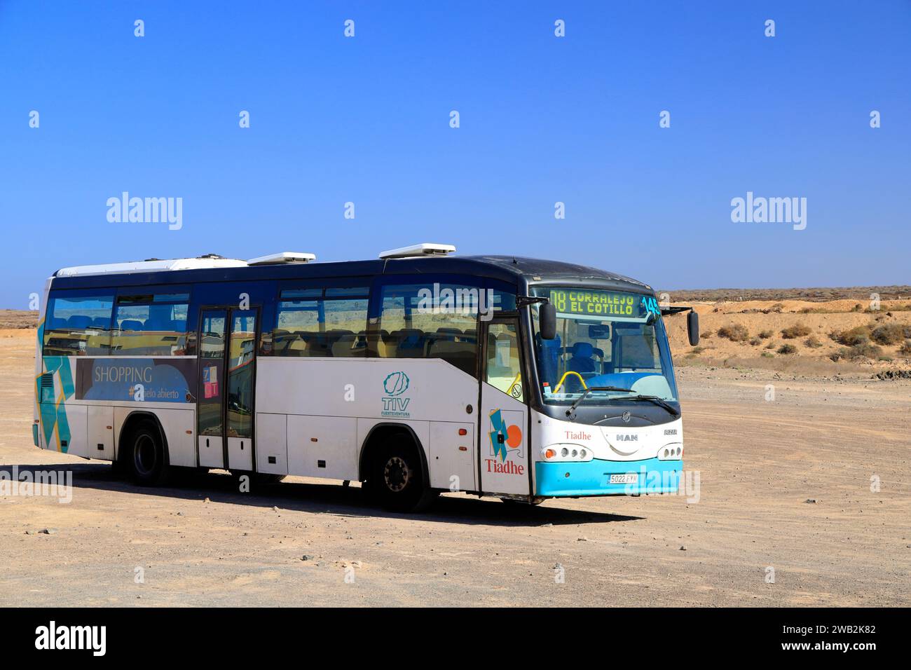 Autobus numero 8 da Corralejo a El Cotillo, El Cotillo, Fuerteventura, Isole Canarie, Spagna. Foto Stock