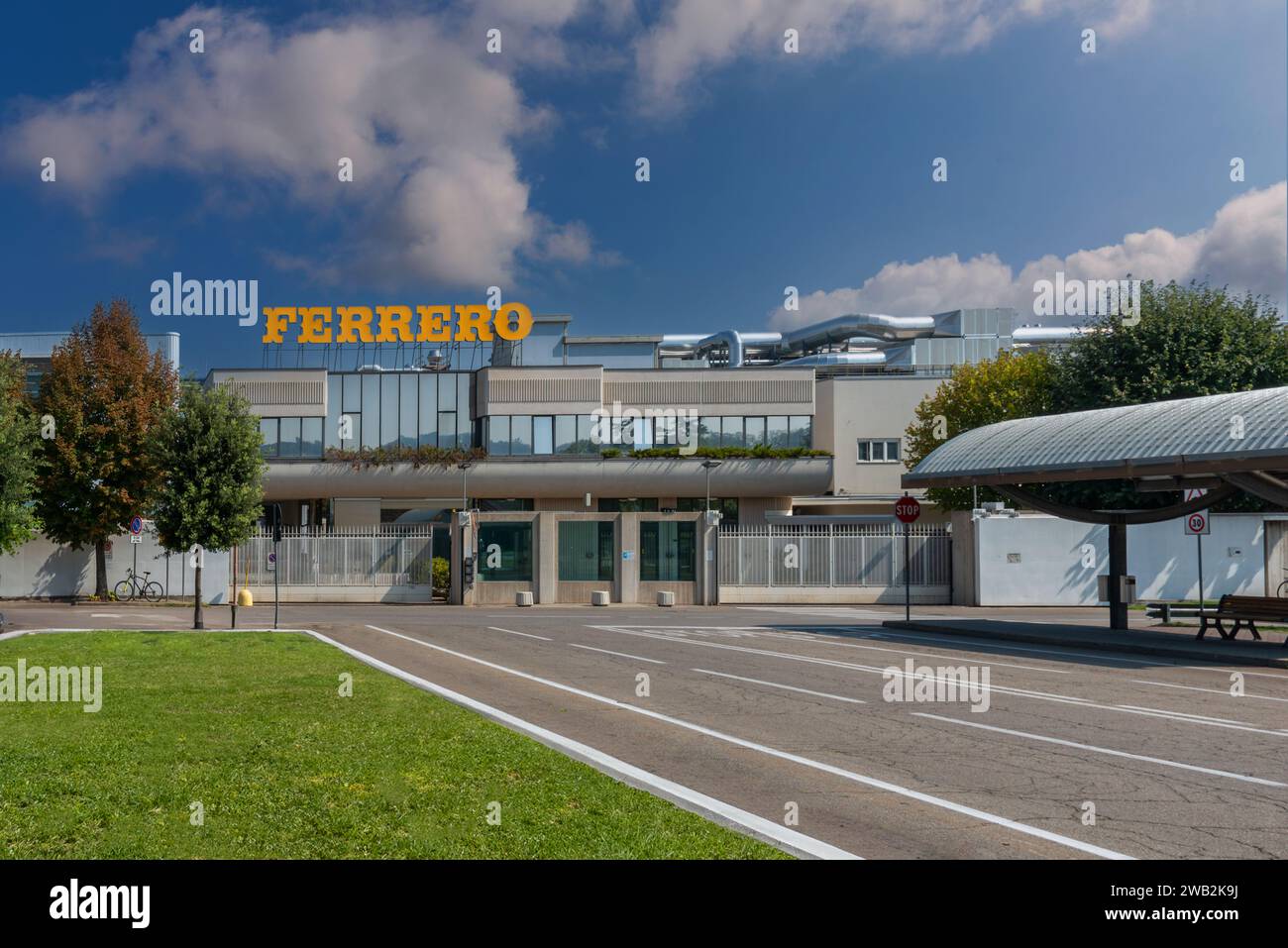 Alba, Cuneo, Italia - 20 agosto 2023: Ingresso principale alla fabbrica Ferrero in via Vivaro, famosa e grande pasticceria mondiale Foto Stock