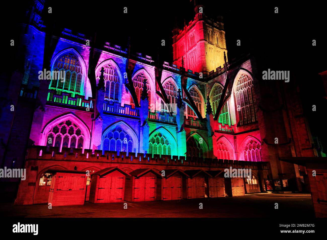 Luci natalizie che illuminano l'Abbazia di Bath in serata, Bath, Somerset. Foto Stock
