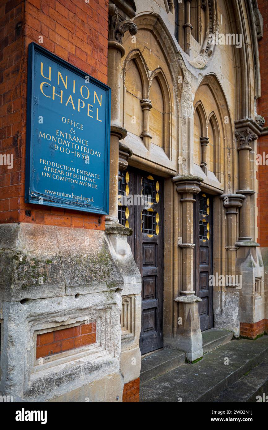 La Union Chapel Islington Londra. Costruito nel 1874-77 funziona come una chiesa funzionante, luogo di intrattenimento dal vivo e centro di beneficenza drop-in per i senzatetto. Foto Stock