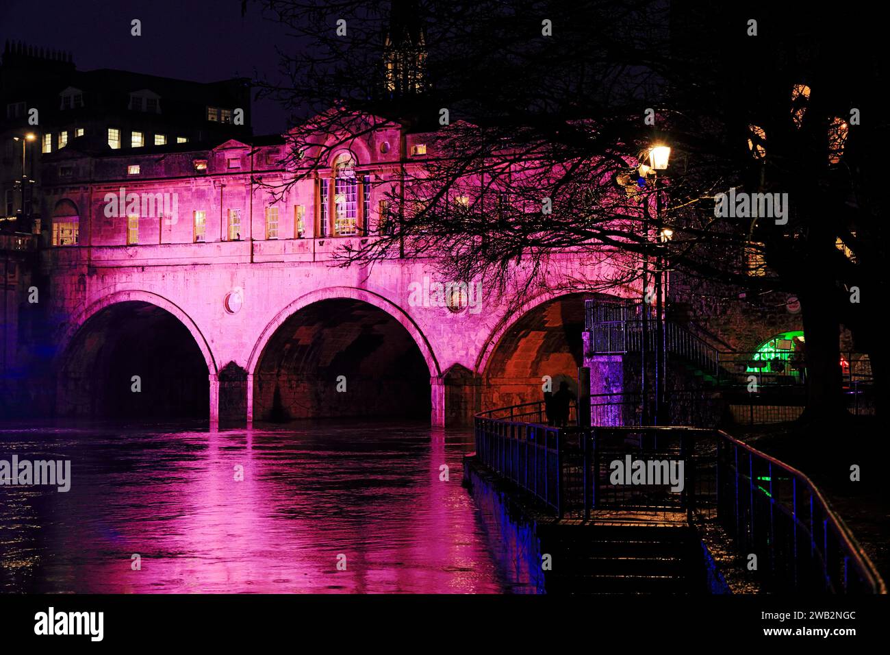 Foto serale di Pulteney Bridge con luci natalizie, Bath, Somerset, Inghilterra, Regno Unito. Foto Stock