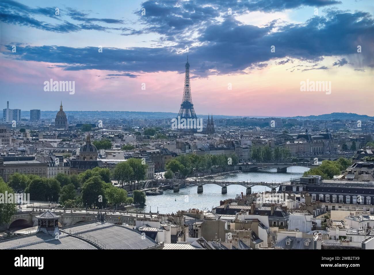 Parigi, vista aerea della Torre Eiffel, con le torri della difesa sullo sfondo Foto Stock