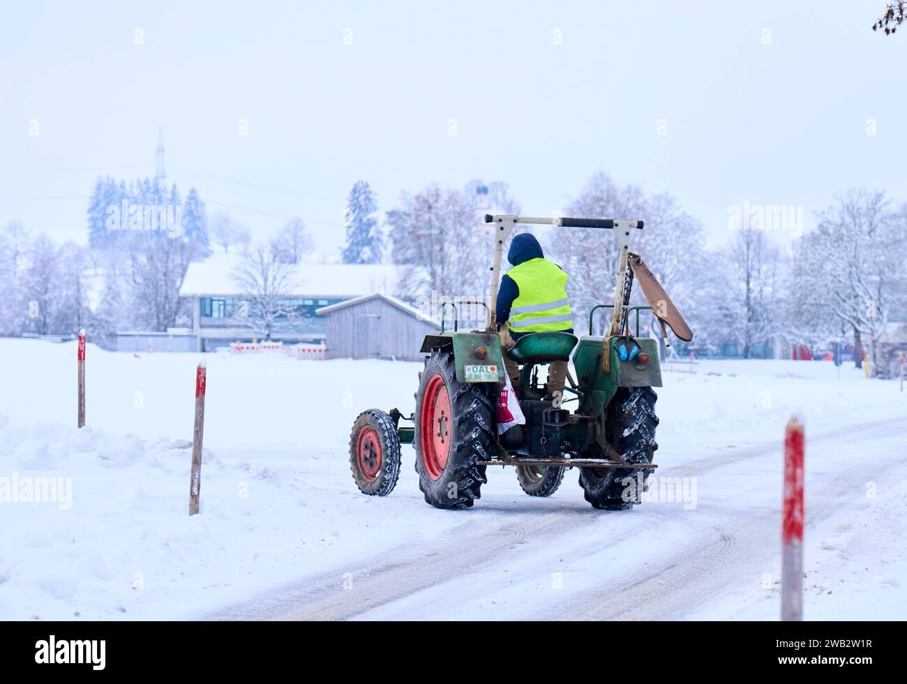 Gli agricoltori manifestano per le sovvenzioni al gasolio e l'esenzione fiscale per i veicoli agricoli in agricoltura a Marktoberdorf, Germania, 8 gennaio 2024. Foto Stock