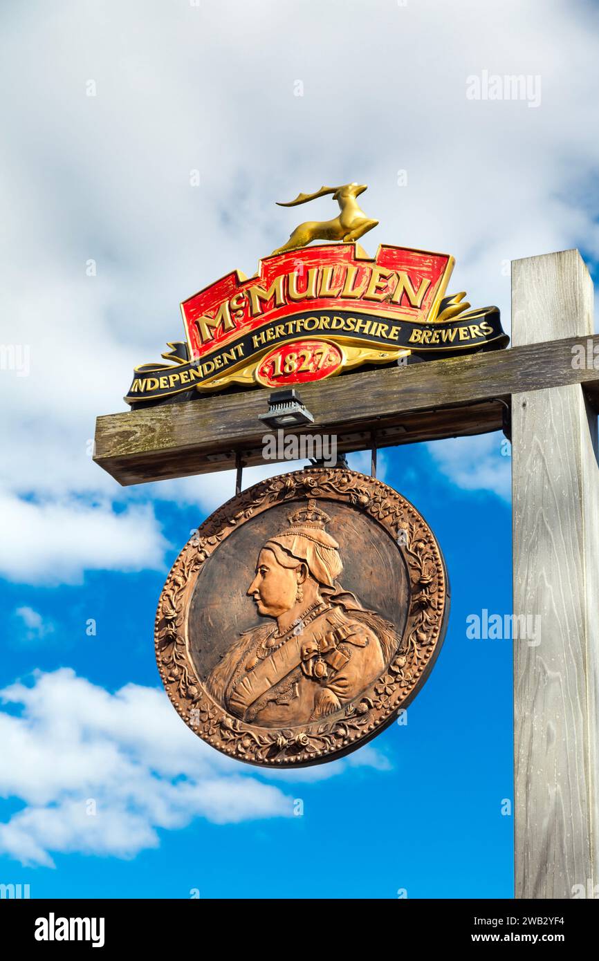 Cartello all'esterno del pub McMullen Queen Victoria, Theydon Bois, Essex, Inghilterra Foto Stock