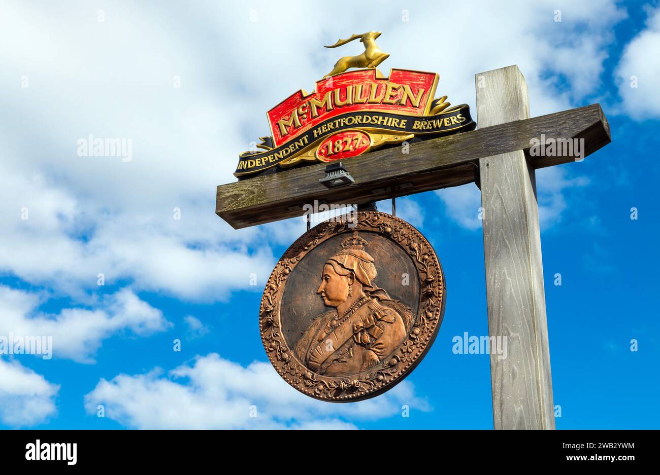 Cartello all'esterno del pub McMullen Queen Victoria, Theydon Bois, Essex, Inghilterra Foto Stock