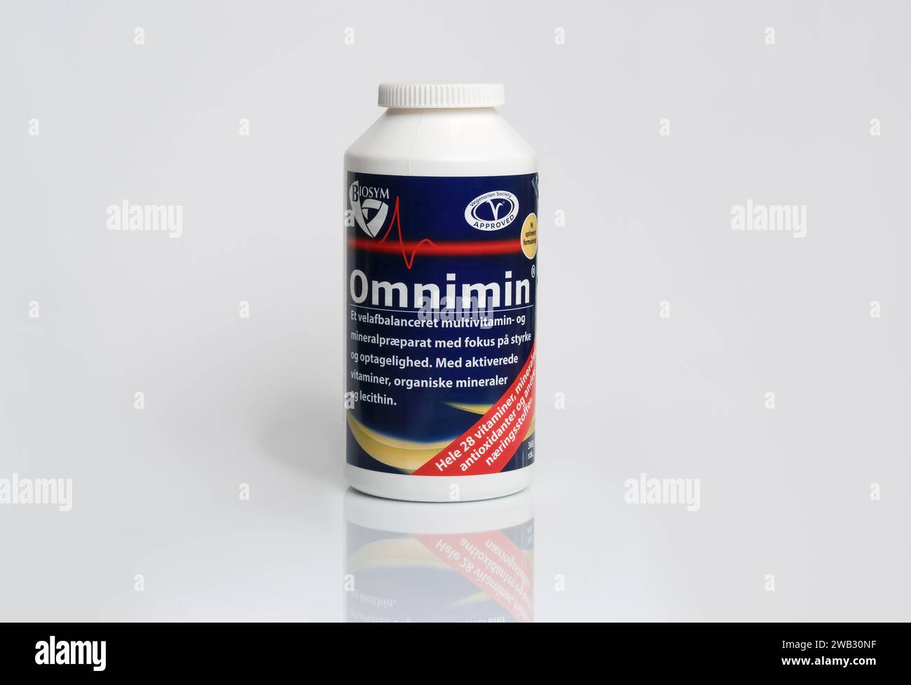 Confezionamento di multivitamine - integratore complesso di vitamine, minerali e antiossidanti Omnimin su sfondo bianco con riflesso Foto Stock
