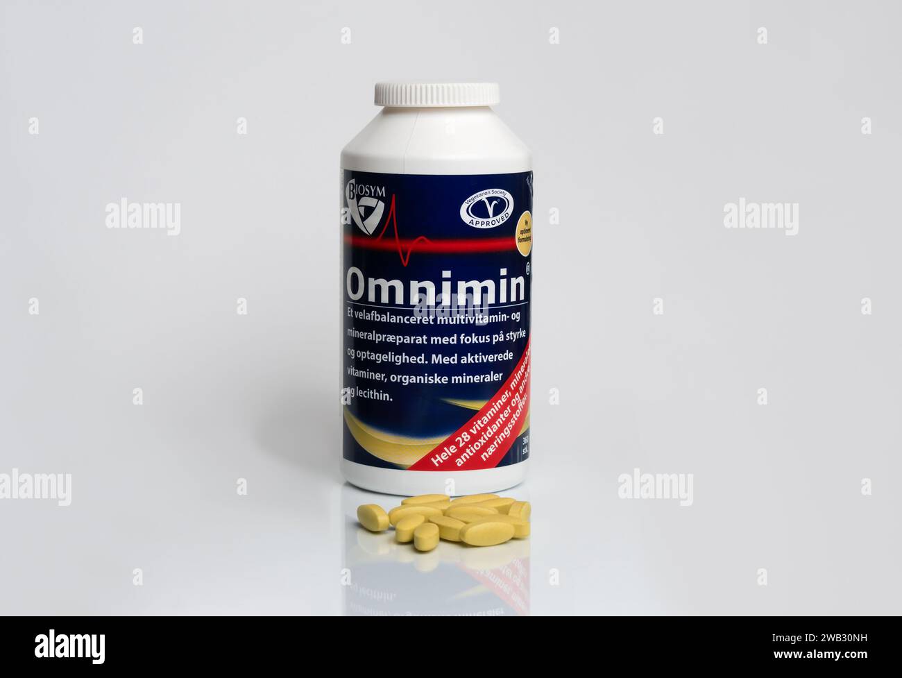 Confezionamento di multivitamine - un complemento complesso di vitamine, minerali e antiossidanti Omnimin e una diffusione di pillole su sfondo bianco con Foto Stock