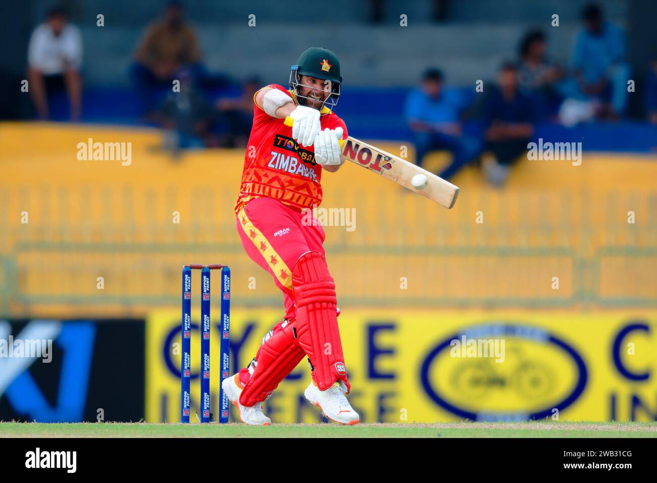 Colombo, Sri Lanka. 8 gennaio 2024. Ryan Burl dello Zimbabwe gioca una partita di cricket durante la seconda partita internazionale di un giorno (ODI) tra Sri Lanka e Zimbabwe allo Stadio R. Premadasa di Colombo l'8 gennaio 2024. Viraj Kothalwala/Alamy Live News Foto Stock