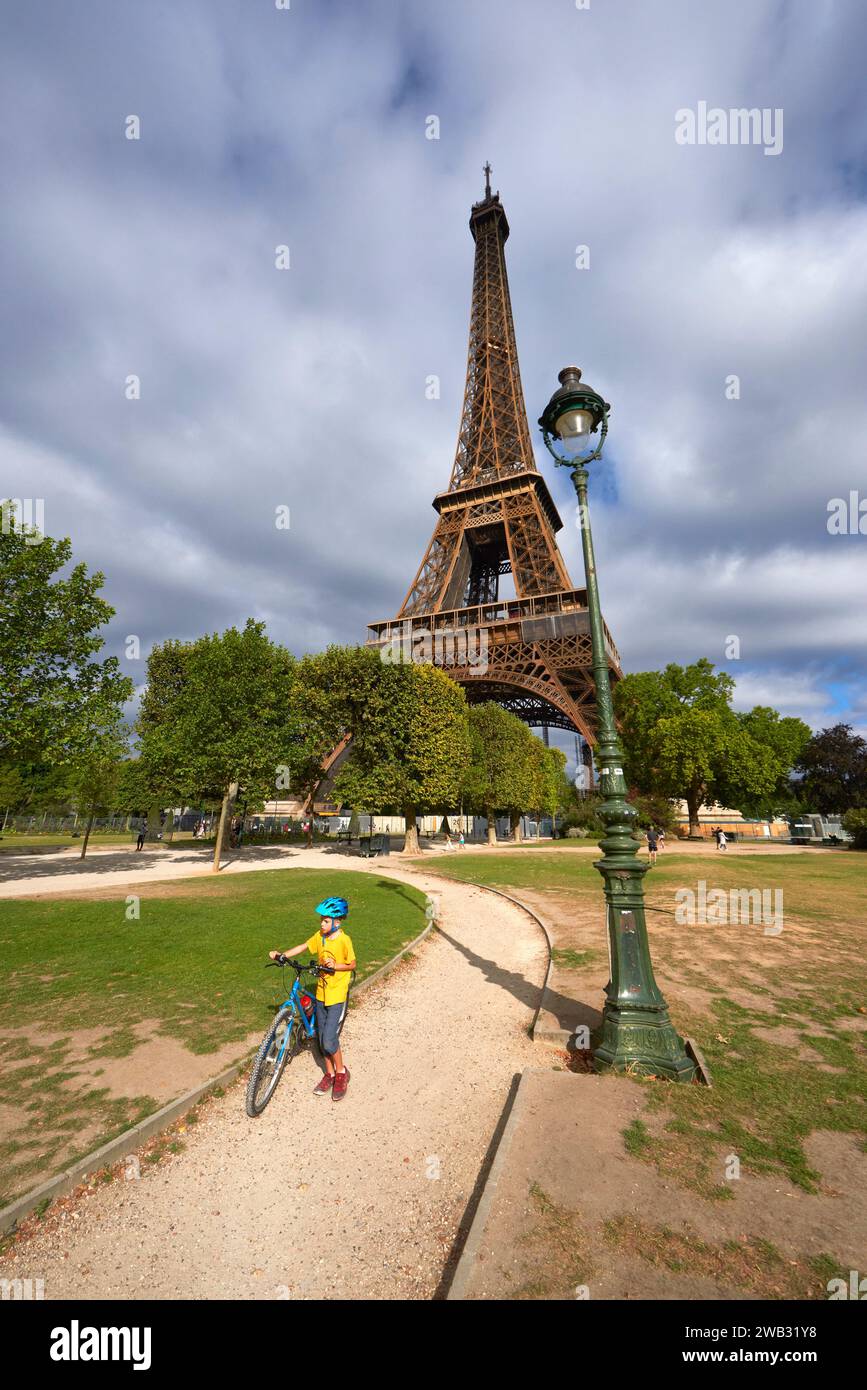 Vista sul parco sulla Torre Eifel, Parigi Foto Stock