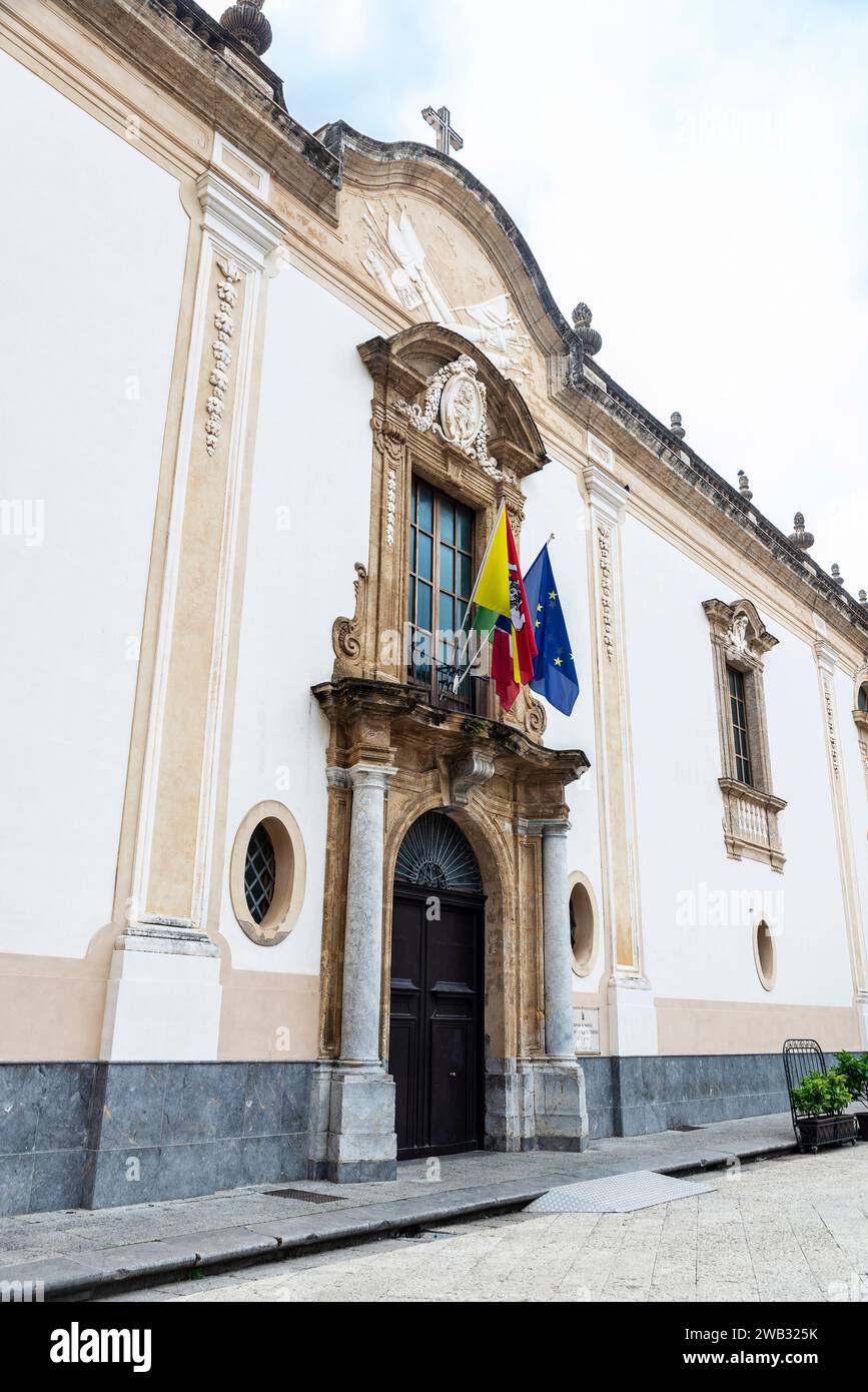 Facciata del Museo di Arte moderna accanto alla Cattedrale di Monreale o di Santa Maria nuova nel centro storico di Monreale, Palermo, Sicilia, Italia Foto Stock