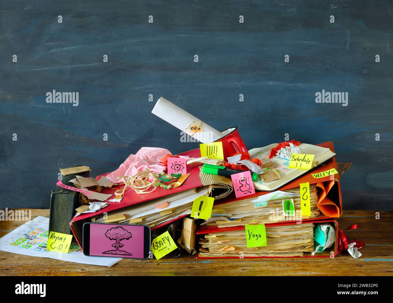 Ambiente di lavoro disordinato, ufficio caotico, sovraccarico di lavoro, burocrazia, burocrazia con scrivania grunge, appunti adesivi e varie forniture per ufficio, caos caotico. Foto Stock