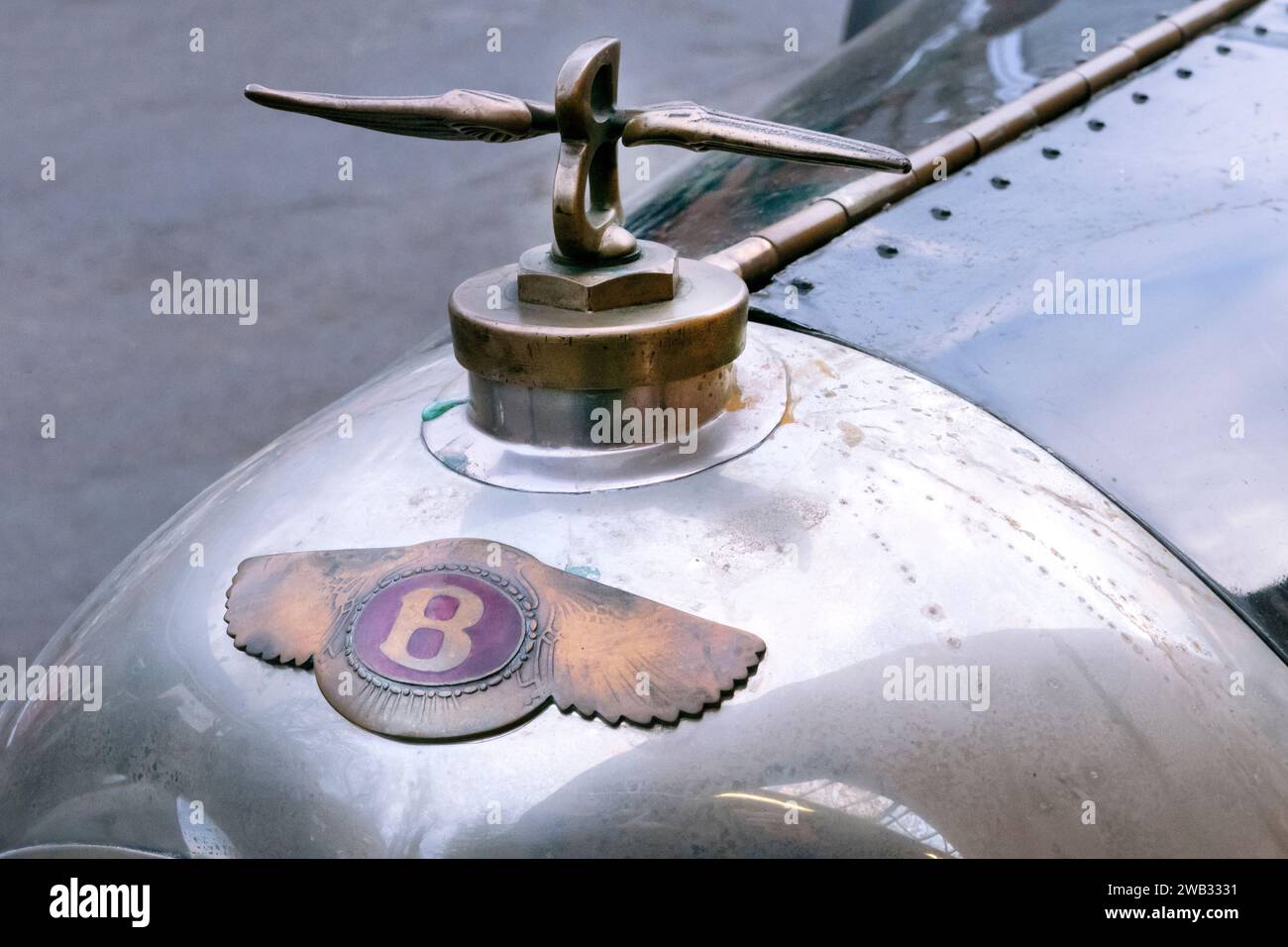 Vintage Bentley Badge Bicester Heritage Scramble gennaio 2024 Foto Stock