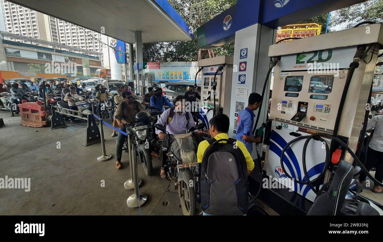 Mumbai, India. 5 gennaio 2024. MUMBAI, INDIA - 3 GENNAIO: Dopo il ritiro dello sciopero del camionista, c'è un po' di affollamento alle pompe di benzina nella città di Thane, il 3 gennaio 2024 a Mumbai, India. (Foto di Praful Gangurde/Hindustan Times/Sipa USA ) credito: SIPA USA/Alamy Live News Foto Stock