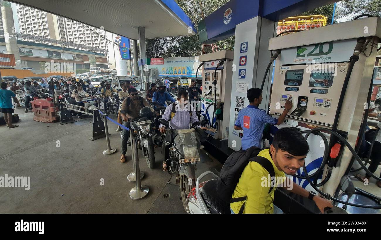 Mumbai, India. 5 gennaio 2024. MUMBAI, INDIA - 3 GENNAIO: Dopo il ritiro dello sciopero del camionista, c'è un po' di affollamento alle pompe di benzina nella città di Thane, il 3 gennaio 2024 a Mumbai, India. (Foto di Praful Gangurde/Hindustan Times/Sipa USA ) credito: SIPA USA/Alamy Live News Foto Stock