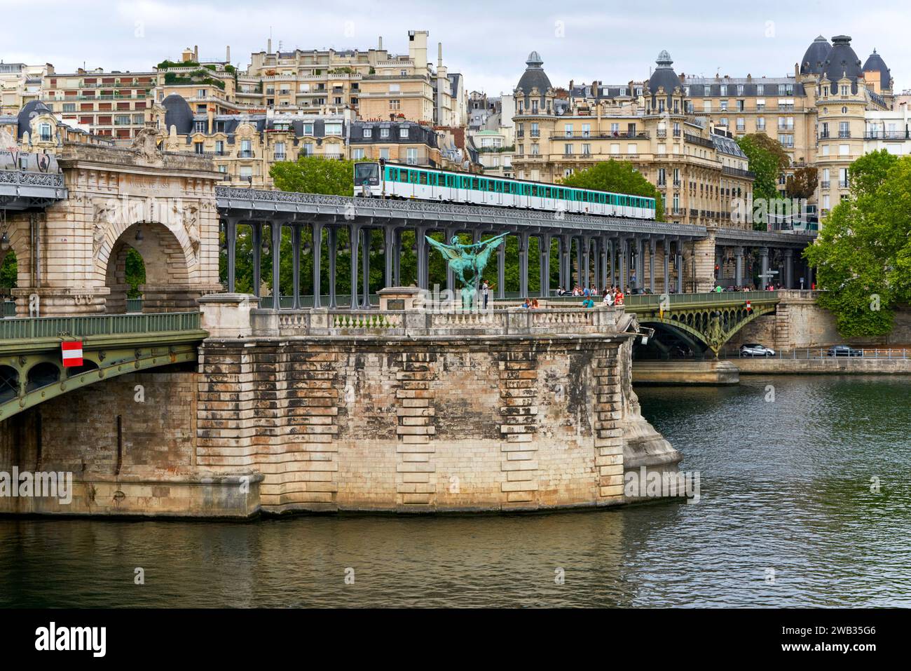 Treno sul ponte Bir Hakeim, Parigi Foto Stock