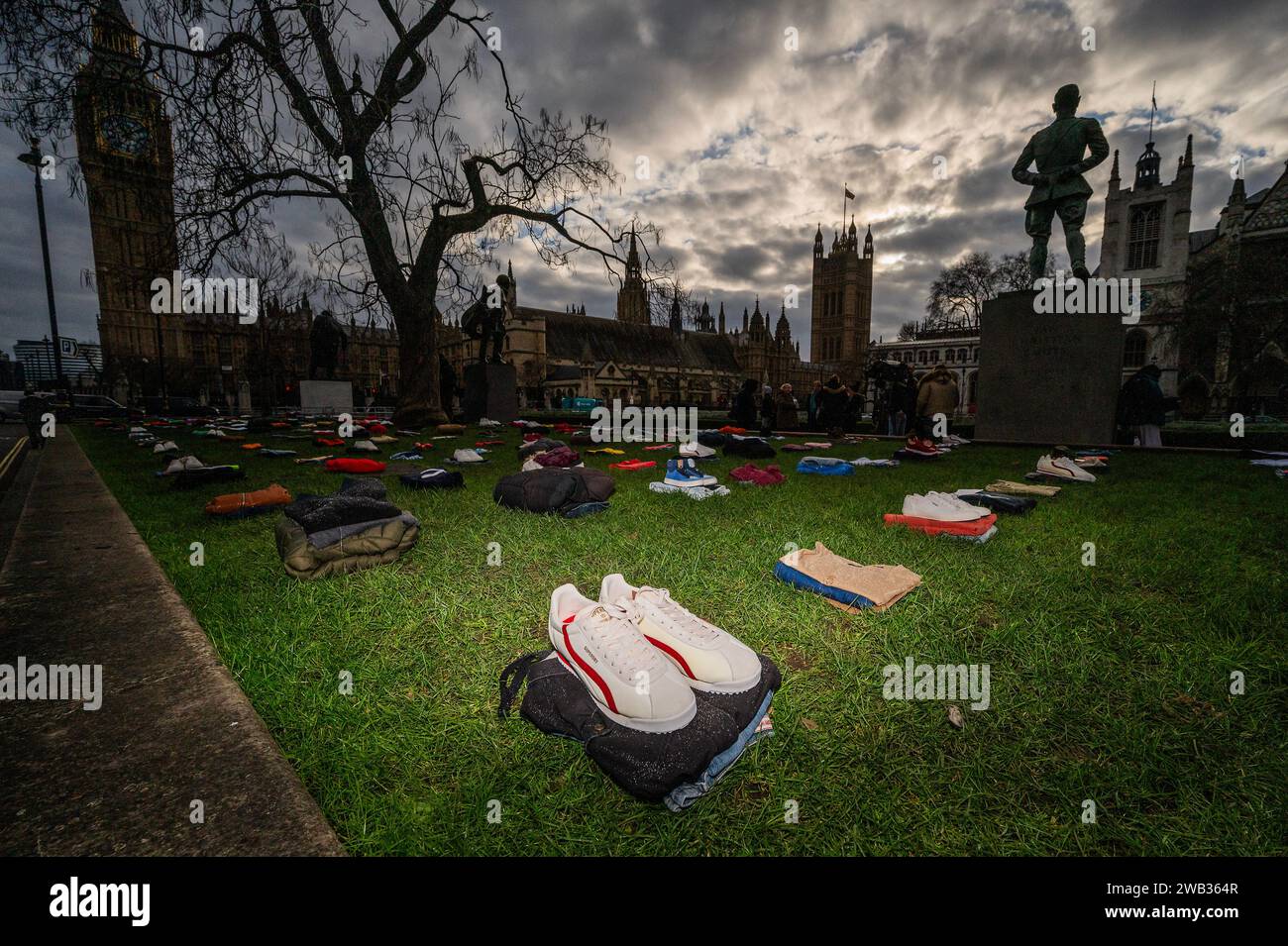 Londra, Regno Unito. 8 gennaio 2024. La Piazza del Parlamento è piena di abiti ripiegati che rappresentano le persone perse a causa del crimine nel 2023 come parte della campagna Don't Stop Your Future alla quale partecipa Idris Elba in Piazza del Parlamento. Si è Unito alle famiglie e agli attivisti delle vittime per lanciare la campagna che mira a spingere per maggiori azioni per prevenire il crimine con i coltelli. Il gruppo chiede al governo di anticipare l'attuazione di un divieto sui coltelli e i macheti zombie, di creare una nuova coalizione trasversale per porre fine alla criminalità e di migliorare i finanziamenti per i servizi giovanili. Crediti: Guy Bell/Alamy Live News Foto Stock