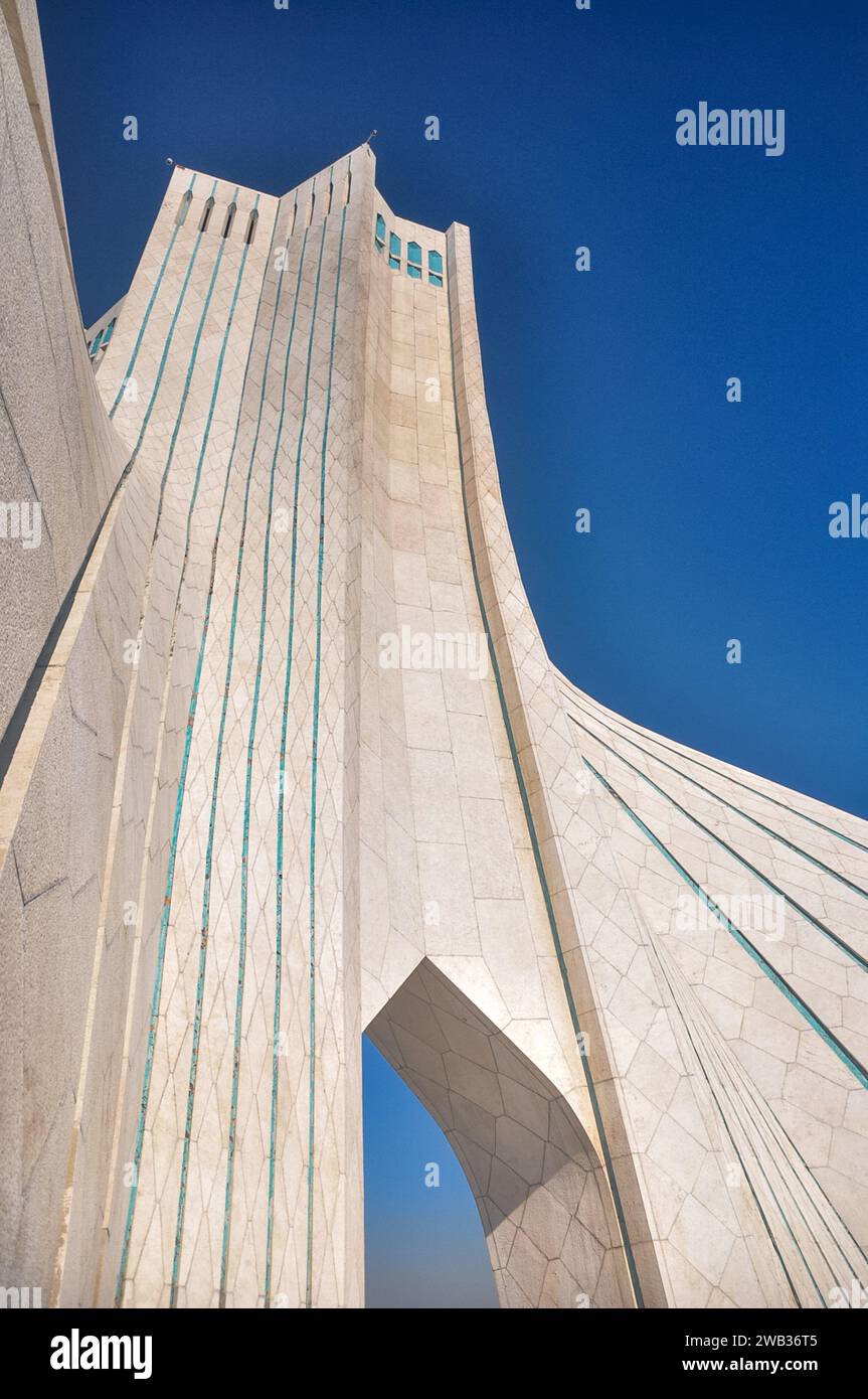 Azadi Tower (Borj-e Azadi), alias Shahyad Tower, Teheran, Iran. Costruito nel 1971 per commemorare il 2500° anniversario della fondazione dell'Impero Persiano Foto Stock