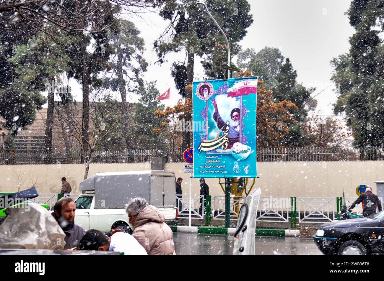Striscione dell'Imam Khomeini in una strada vicino a Piazza Imam Khomeini nella nevicata di Teheran, Iran. Foto Stock