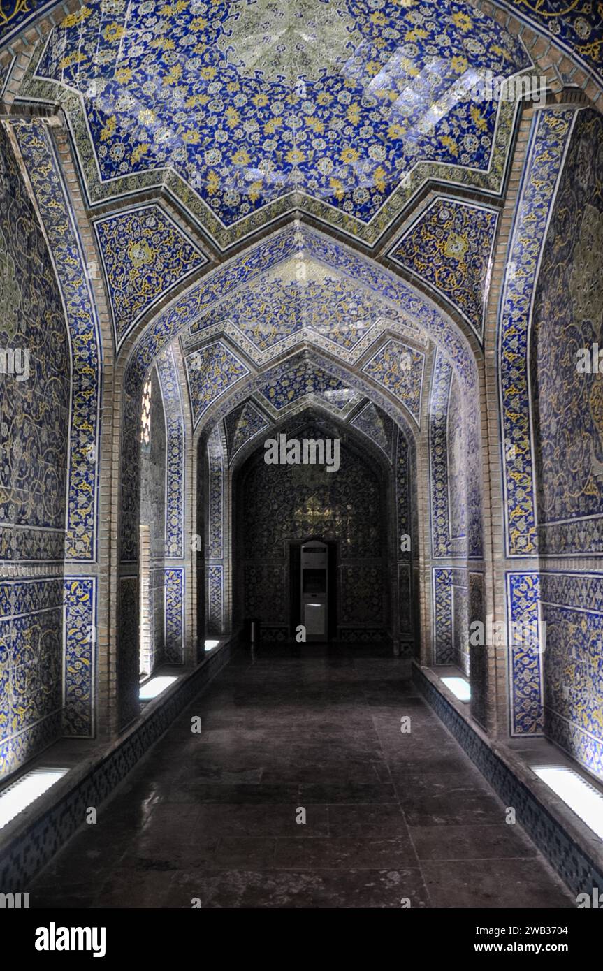Intricati dettagli del design degli interni nel vestibolo che conduce alla cupola della Moschea Sheikh Lotf Allah, Isfahan, Iran Foto Stock