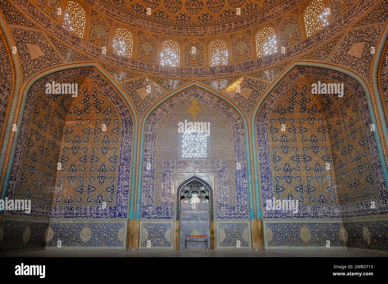 Intricati dettagli del design degli interni all'interno della cupola della Moschea Sheikh Lotf Allah, Isfahan, Iran Foto Stock