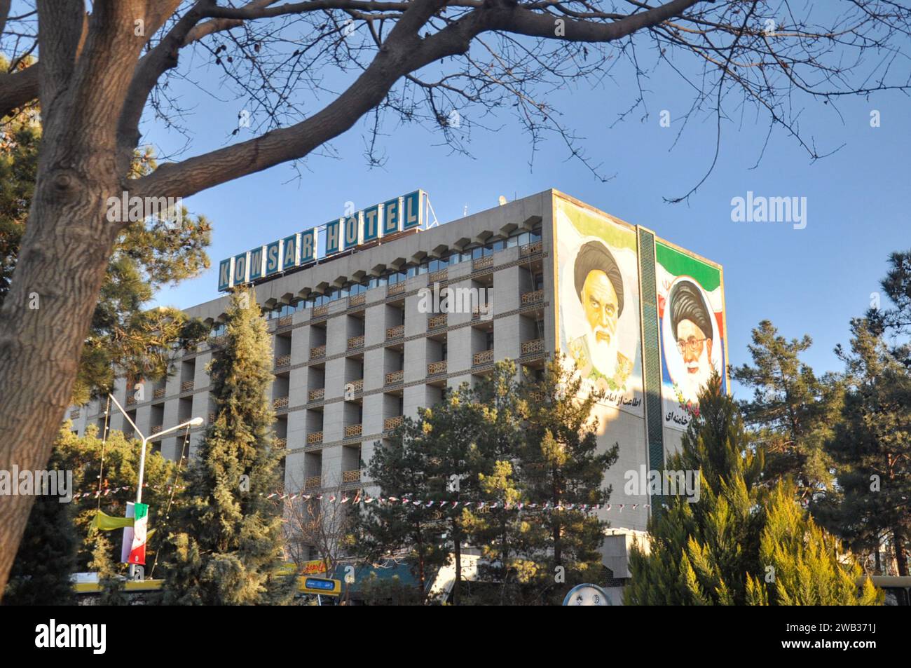 Dipinto murale dell'Imam Khomeini e Ali Khamenei sul Kowsar Hotel (prima della ristrutturazione) a Isfahan, Iran Foto Stock