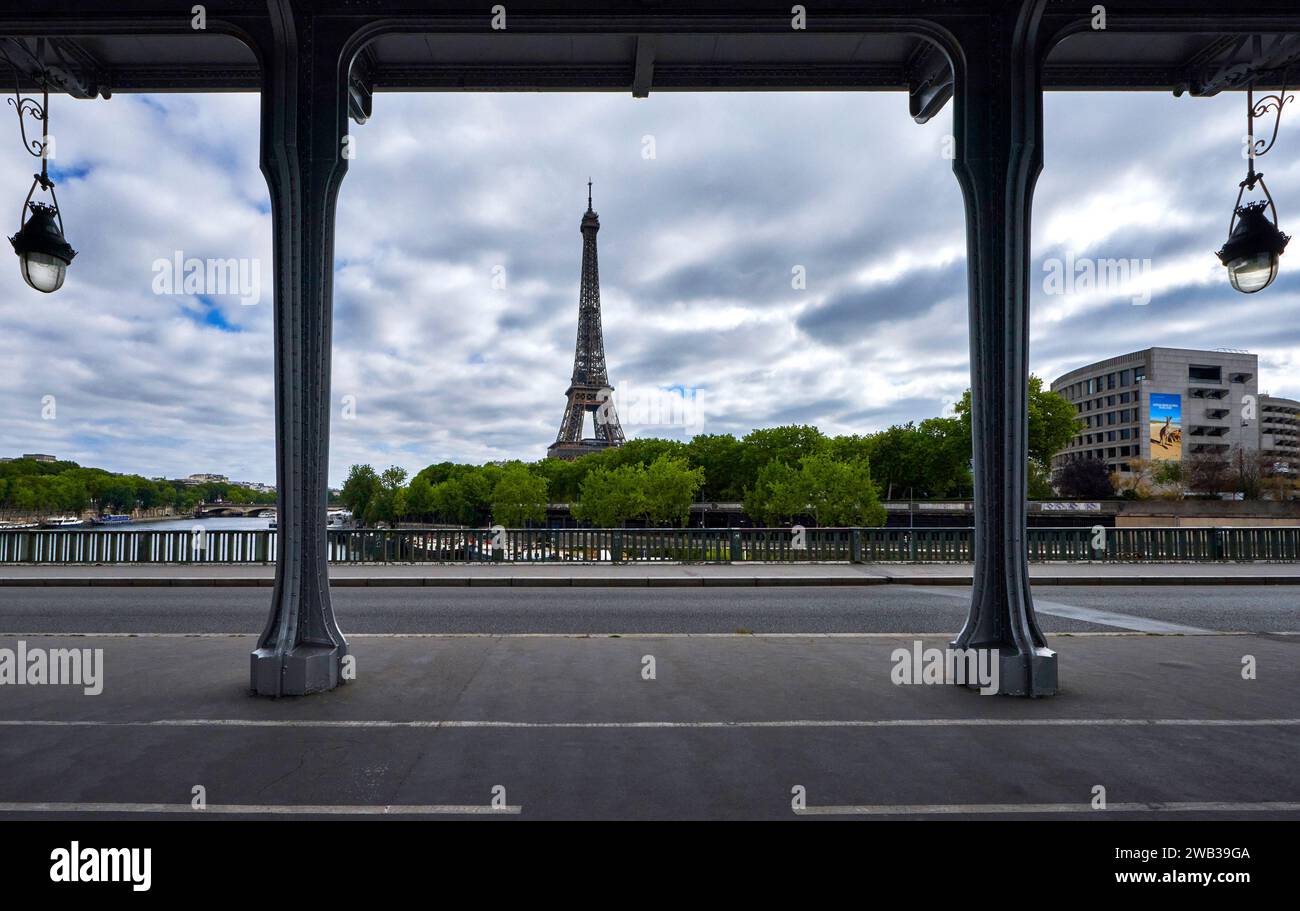 Vista sulla Torre Eiffel dal ponte Bir Hakeim, Parigi Foto Stock