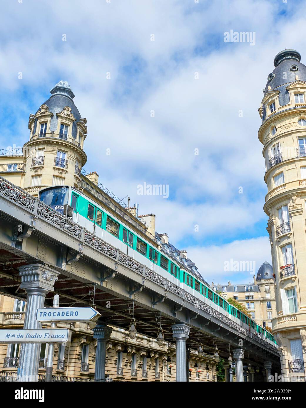 Treno sul ponte Bir Hakeim, Parigi Foto Stock