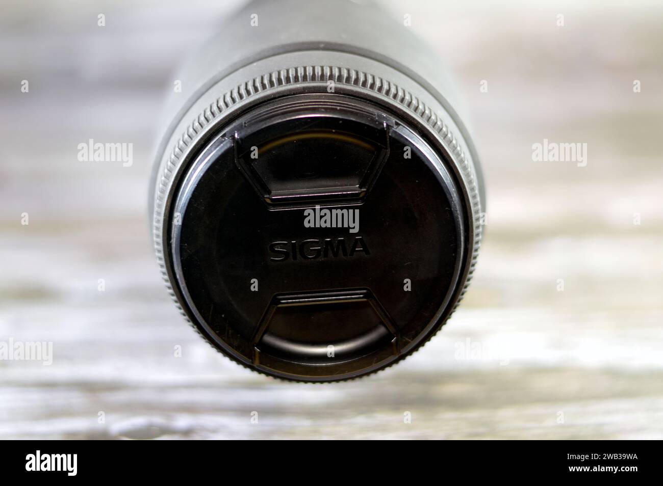 Cairo, Egitto, 6 gennaio 2024: L'obiettivo Sigma APO 150-500mm F5-6,3 DG OS HSM, un super teleobiettivo prodotto da Sigma Corporation, contiene tre SLD Foto Stock