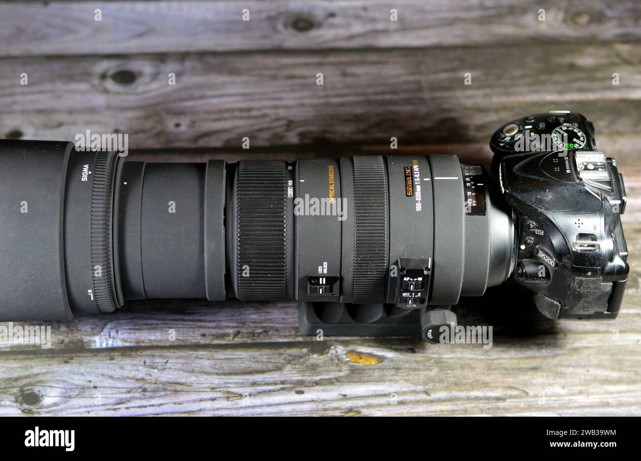 Cairo, Egitto, 6 gennaio 2024: L'obiettivo Sigma APO 150-500mm F5-6,3 DG OS HSM, un super teleobiettivo prodotto da Sigma Corporation, contiene tre SLD Foto Stock