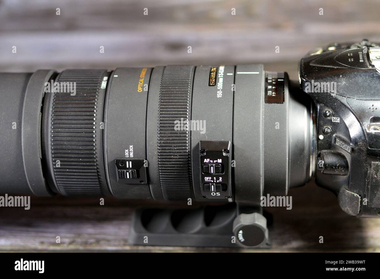 Cairo, Egitto, 6 gennaio 2024: L'obiettivo Sigma APO 150-500mm F5-6,3 DG OS HSM, un super teleobiettivo prodotto da Sigma Corporation, contiene tre SLD Foto Stock