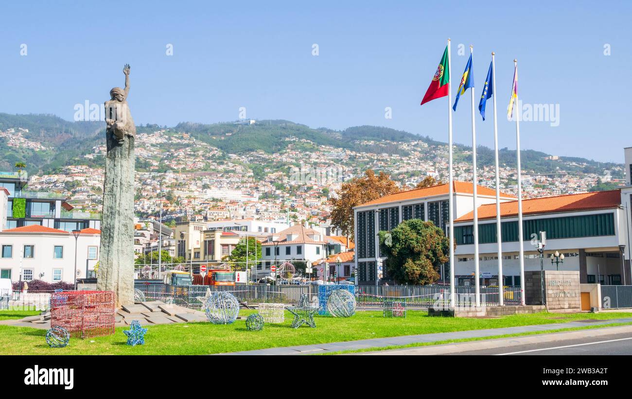 Funchal Madeira Piazza dell'autonomia di Praga da Autonomia con bandiere e monumento storico una statua in bronzo di una donna a Funchal Madeira Portogallo Europa Foto Stock