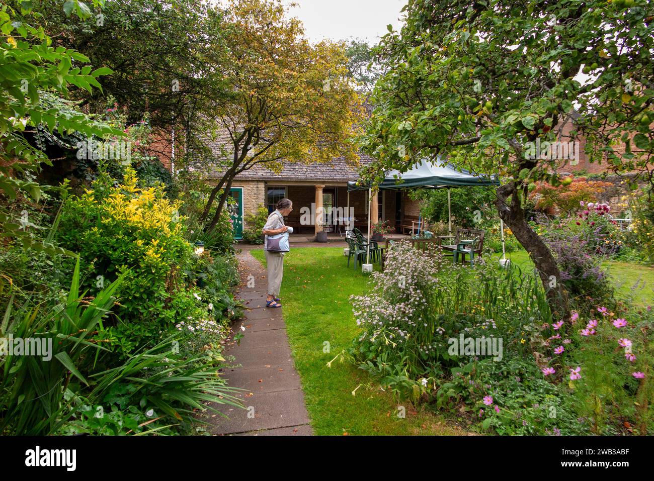 Regno Unito, Inghilterra, Oxfordshire, Oxford, St Giles, Quaker Meeting House, visitatore in giardino Foto Stock