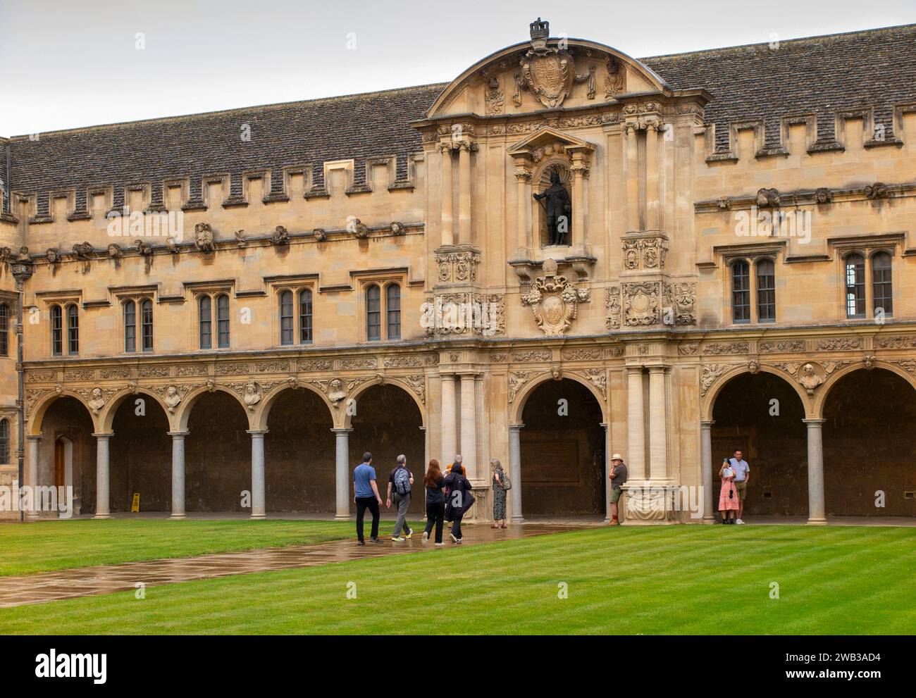 Regno Unito, Inghilterra, Oxfordshire, Oxford, St John’s College, visitatori del Quadrangolo di Canterbury Foto Stock