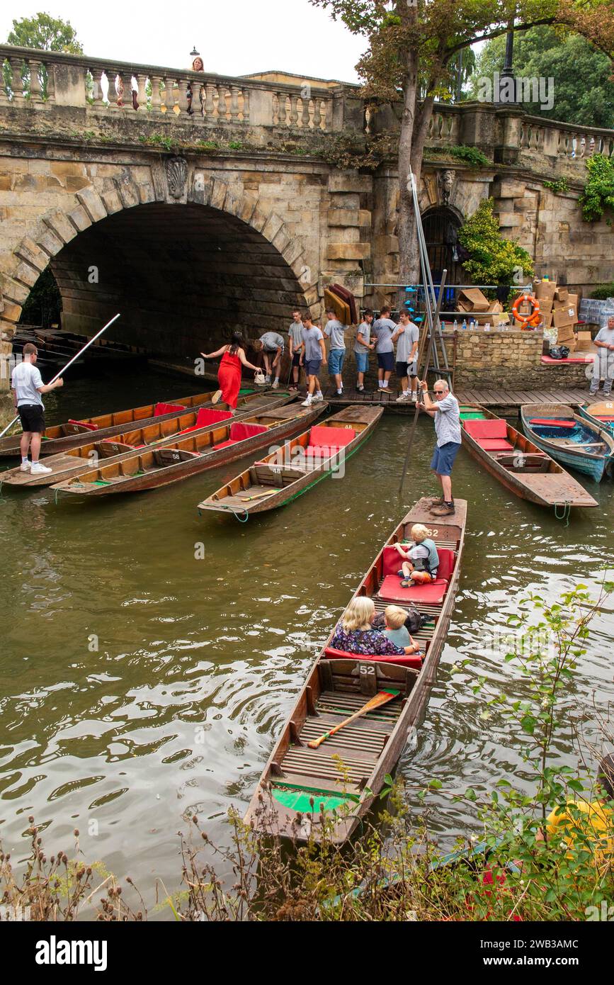 Regno Unito, Inghilterra, Oxfordshire, Oxford, Magdalen Bridge, noleggio di barche a remi e punt sul fiume Cherwell Foto Stock