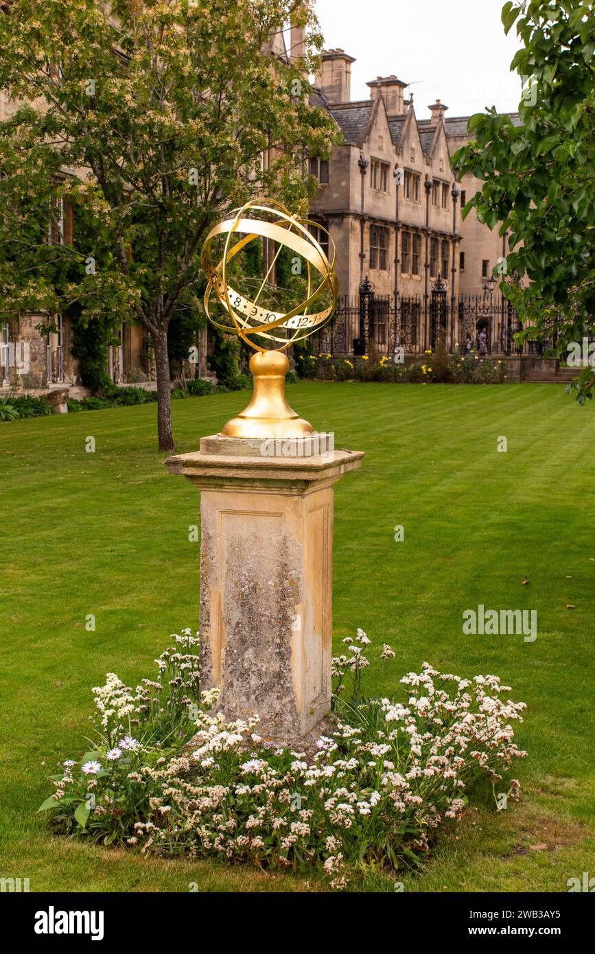 Regno Unito, Inghilterra, Oxfordshire, Oxford, Merton College, Fellows Garden, Armillary Sphere, presentato da George Tierney nel 1830 Foto Stock