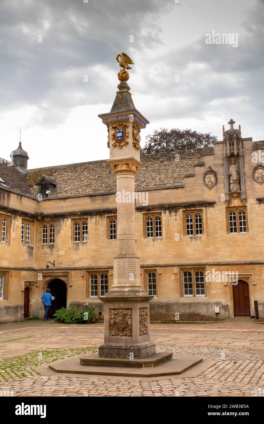 Regno Unito, Inghilterra, Oxfordshire, Oxford, Corpus Christi College Front Quadrangle e 1581 Pelican Sundial Foto Stock