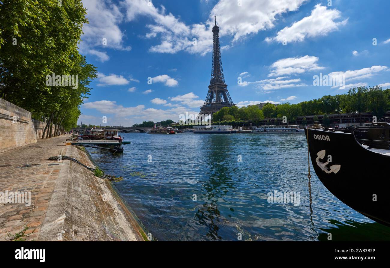 Vista sulla Torre Eifel dal fiume Senna, Parigi Foto Stock