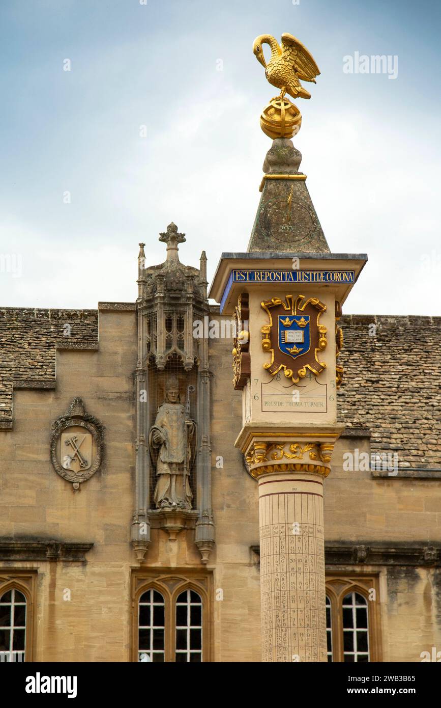 Regno Unito, Inghilterra, Oxfordshire, Oxford, Corpus Christi College Front Quadrangle, Biblioteca statua del fondatore Bishop Foxe e 1581 Pelican Sundial Foto Stock