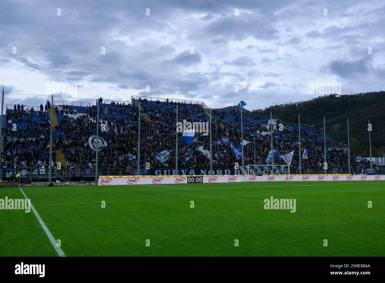 Tifosi del Brescia calcio durante la partita di campionato italiano di serie B tra Brescia calcio e SSC Bari allo Stadio Mario Rigamonti di oC Foto Stock