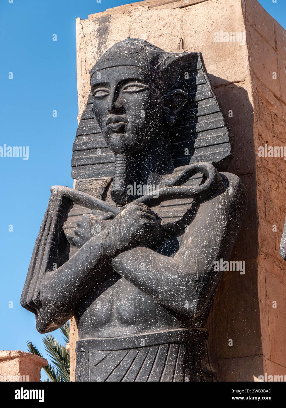 Statua raffigurante un antico faraone egiziano presso gli Atlas Studios di Ouarzazate, Marocco Foto Stock