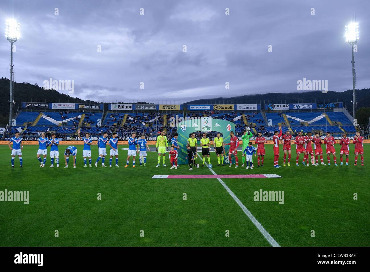 Brescia calcio e SSC Bari prima della partita di campionato italiano di serie B tra Brescia calcio e SSC Bari allo Stadio Mario Rigamonti di ottobre Foto Stock