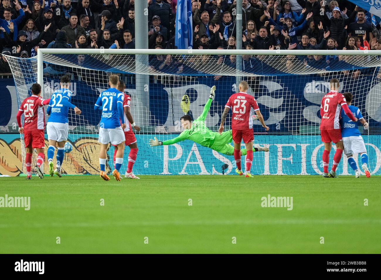 Oliveira Fraga Costa Brenno durante la partita di campionato italiano di serie B tra Brescia calcio e SSC Bari allo Stadio Mario Rigamonti di ottobre Foto Stock