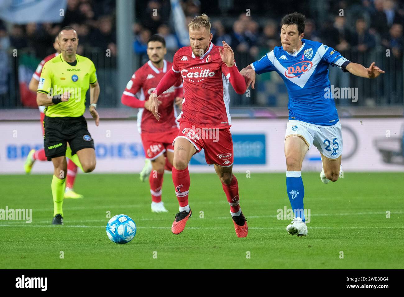 Giuseppe Sibilli della SSC Bari poi Dimitri Bisoli del Brescia calcio FC durante la partita del campionato italiano di serie B tra Brescia CA Foto Stock