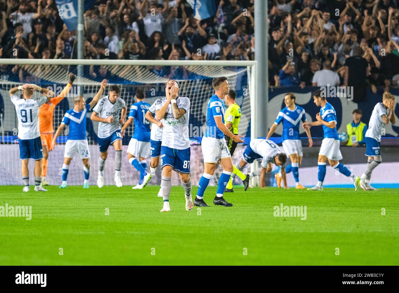 Delusione di Bruno Martella del Feralpisal˜ durante la partita di campionato italiano di serie B tra Brescia calcio e Feralpisal˜ a Mario R. Foto Stock