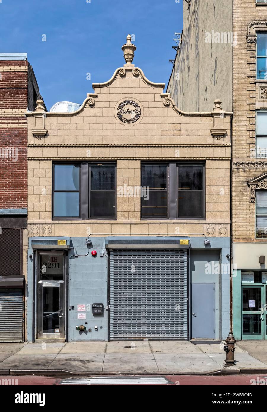 Per questa sezione della Second Avenue, il 2291 è un fantastico edificio rivestito di terracotta, costruito nel 1929 e progettato da Richard Shutkind. Foto Stock